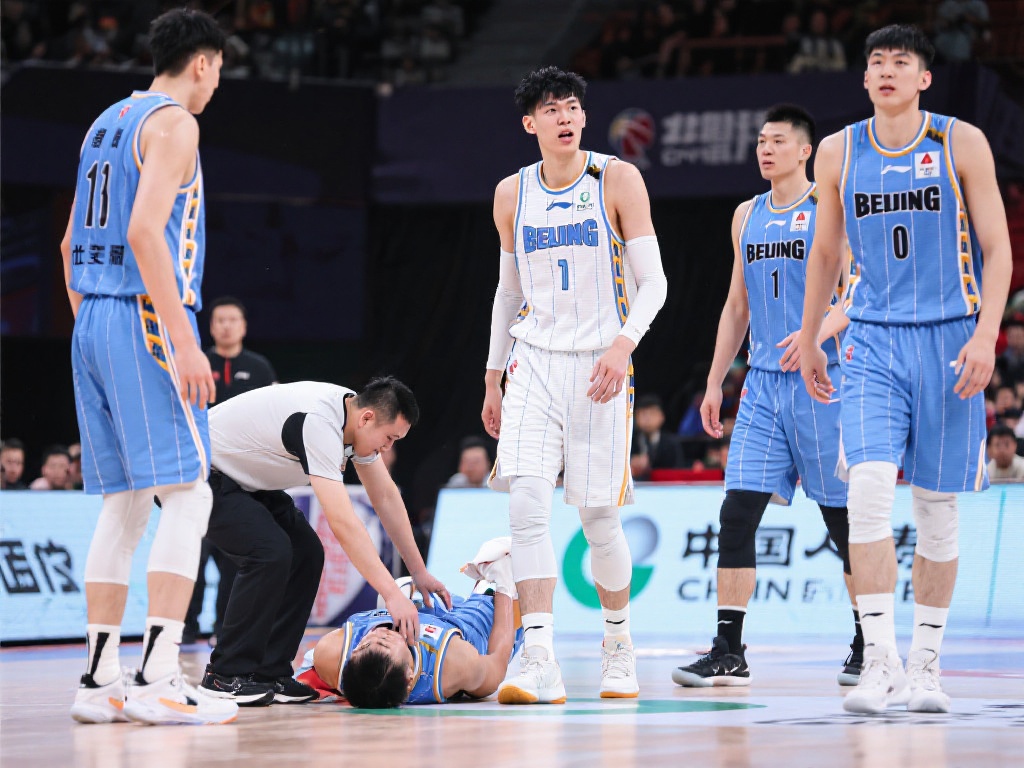 约在反手侧 约在反手侧