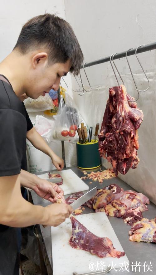 25岁职业球员改行卖肠粉：对中国足球死心了